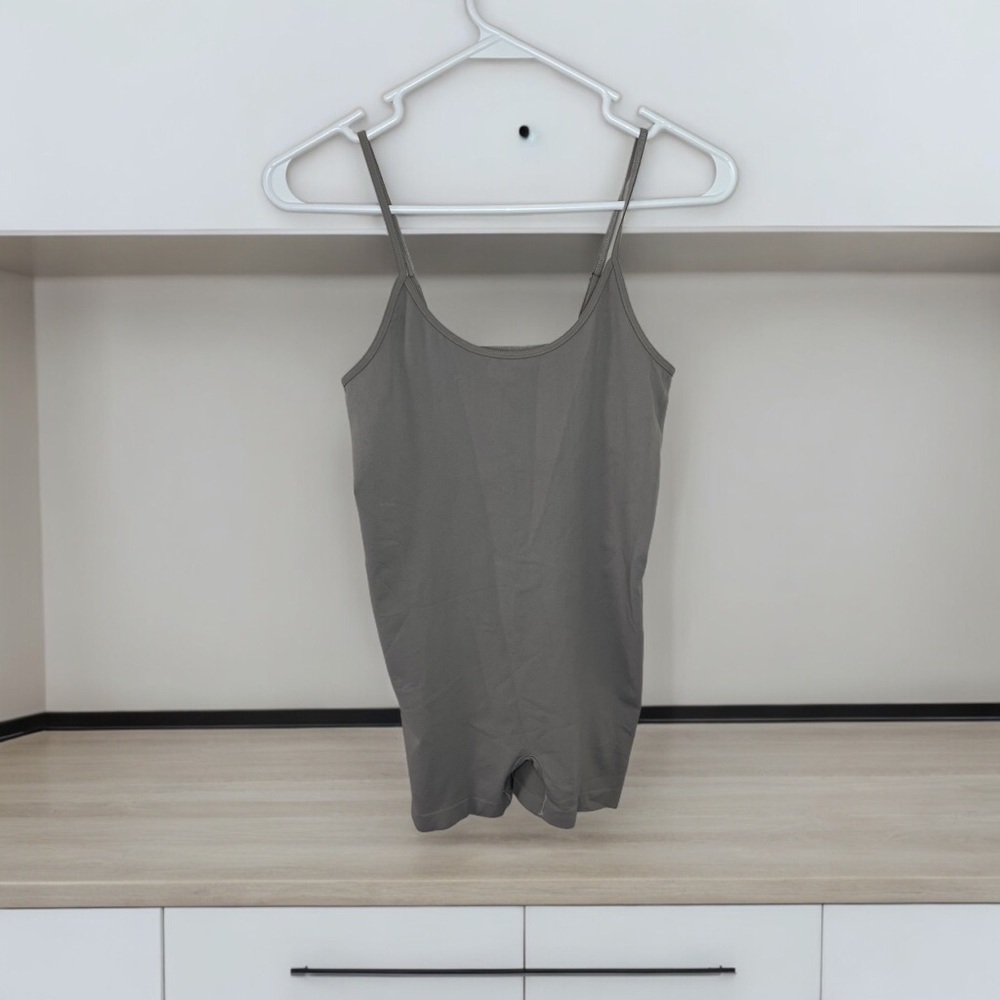 E By Eloise Anthropologie Womens Medium Gray Stetch Romper With Spagetti Straps